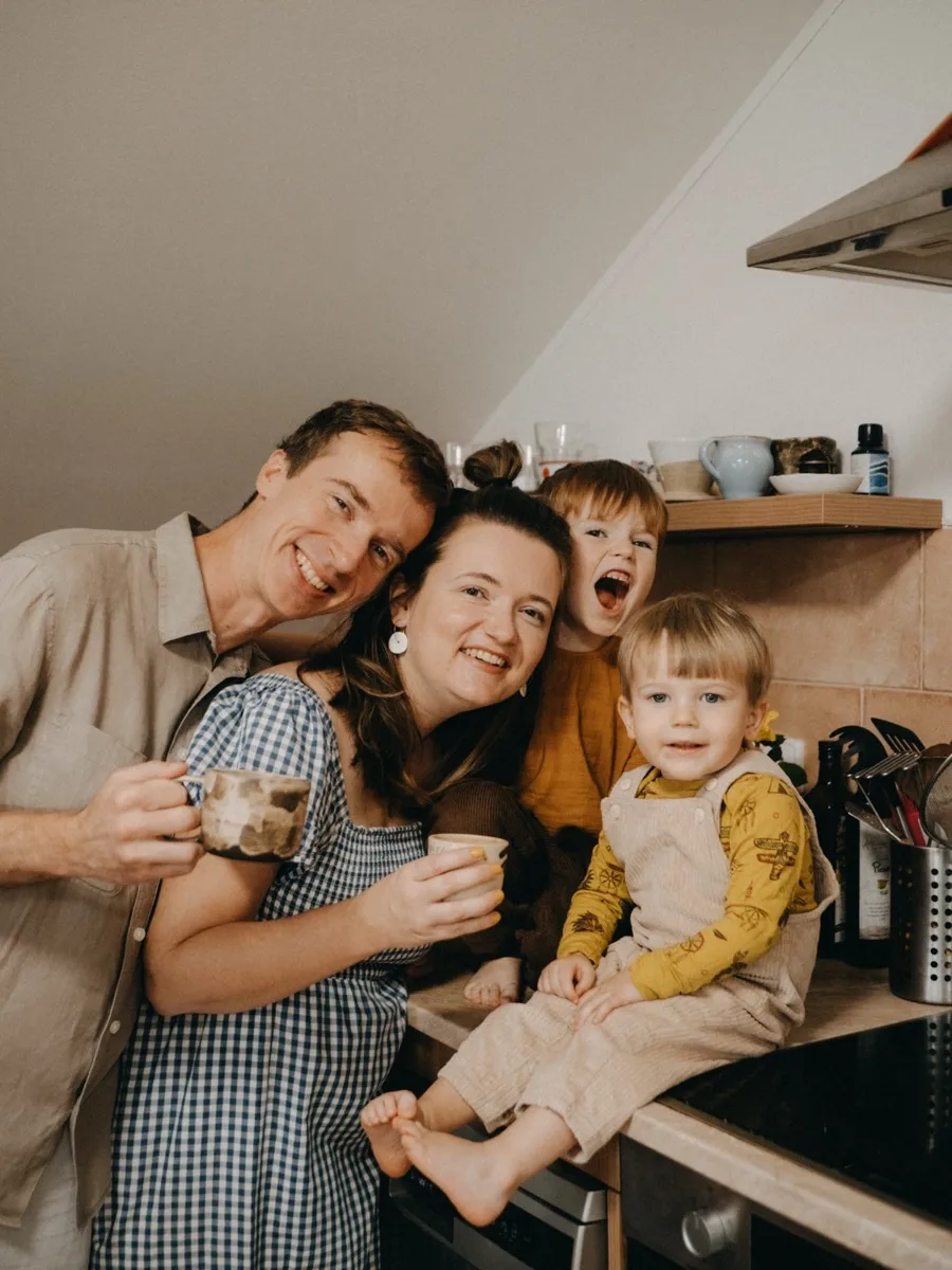 Linda i Jirka Martiškovi ze swoimi dwoma synami w domowej kuchni